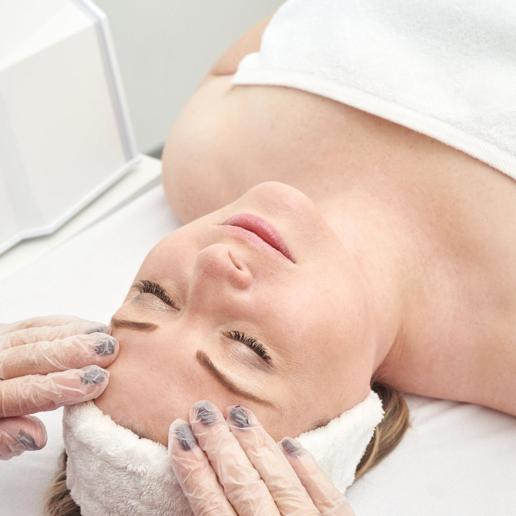 Descubre Cómo Mejorar la Salud de tu Piel con Peelings Químicos: Paso 2 para una Piel Radiante y Fuerte